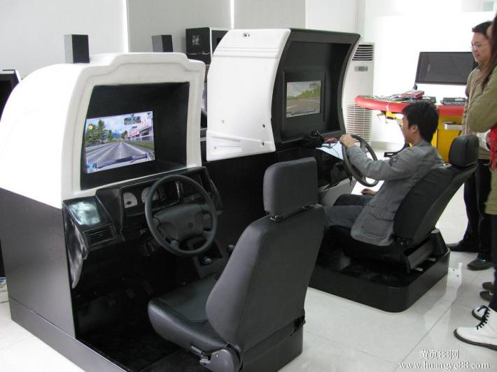 汽车模拟驾驶 
HYM-9A型密度板外壳、22寸液晶显示屏