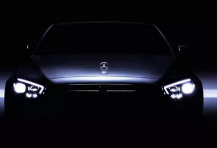 奔驰在视频中展示了更新后的E级轿车的外观和内饰