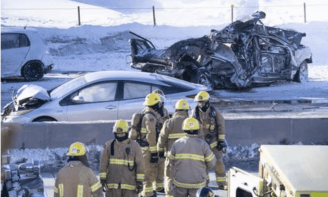了解加拿大魁北克大型车祸现场 事故可能是由强风吹起积雪导致
